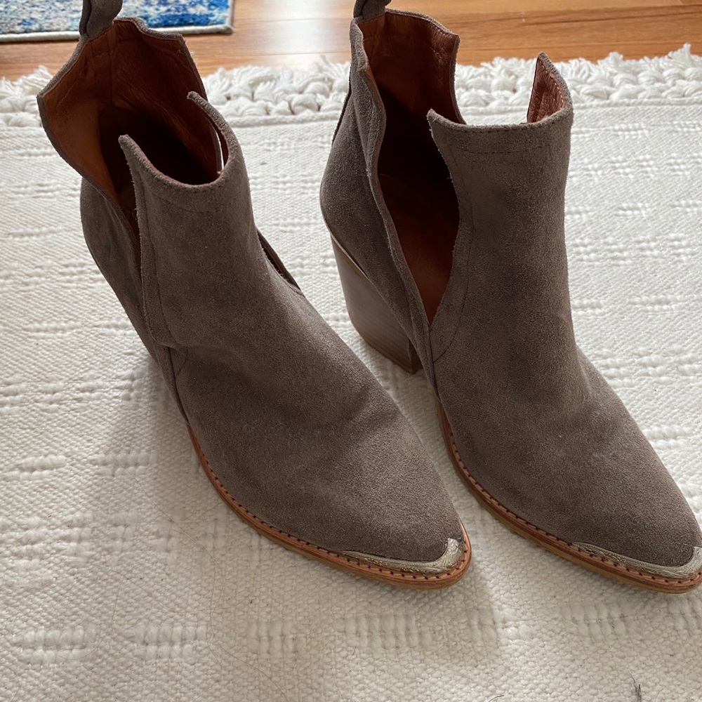 Catherine Malandrino grey booties